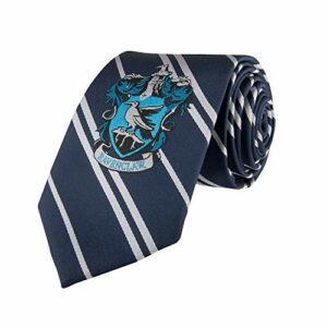 Corbata azul con el escudo de Ravenclaw y rayas plateadas.