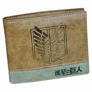 Cartera marrón con logo de "Shingeki no Kyojin" en el centro.