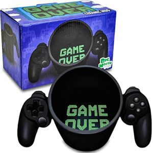 Taza negra con forma de control de juego y el mensaje "Game Over".