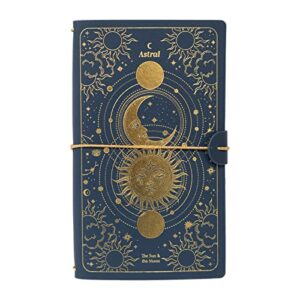 Cuaderno de viaje azul con diseño astral dorado de sol y luna.