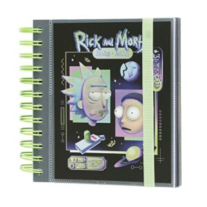 Agenda escolar diaria de Rick y Morty para 2023-2024 con cubierta ilustrada de los personajes.