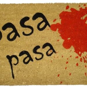 Felpudo de coco con diseño "pasa pasa" y una mancha roja decorativa.