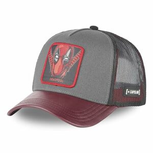 Gorra trucker gris y roja de Deadpool con parche frontal de Capslab.