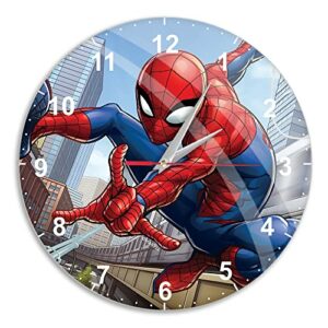 Reloj de pared de Spider-Man con diseño dinámico en un fondo urbano.