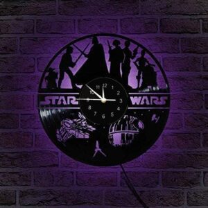 Reloj de pared LED de Star Wars con diseño de vinilo y personajes icónicos.