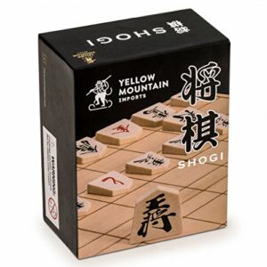 Juego de shogi de madera con piezas tradicionales de Yellow Mountain Imports.