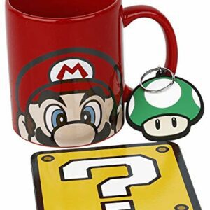 Taza roja de Mario, llavero de champiñón y posavasos de interrogación.