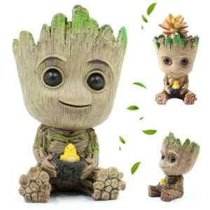 Maceta de Baby Groot con diseño detallado y plantas decorativas.