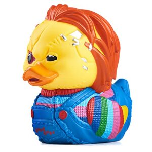 Pato de goma vinilo con diseño de Chucky herido, de la marca TUBBZ.