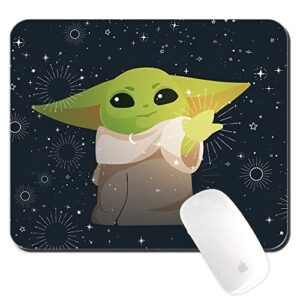 Alfombrilla de ratón con diseño de Baby Yoda en fondo estrellado.