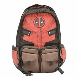 Mochila roja y negra con diseño de Deadpool y múltiples bolsillos frontales.