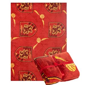 Manta de Gryffindor de Harry Potter en color rojo con escudo y detalles dorados.