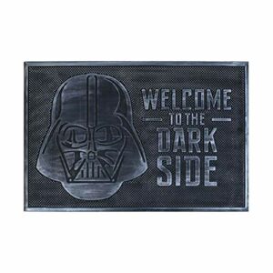 Felpudo negro de Star Wars con la frase "Welcome to the Dark Side" y dibujo de Darth Vader.