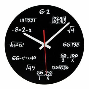 Reloj de pared negro con ecuaciones matemáticas en lugar de números.