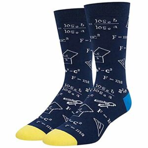 Calcetines azules con diseños de fórmulas matemáticas en blanco y puntas amarillas.