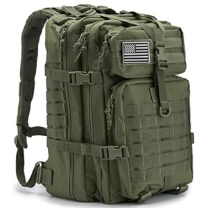 Mochila táctica militar verde oliva con múltiples bolsillos y correas.