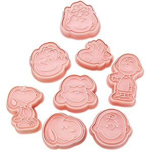 Juego de 8 cortadores de galletas rosados con formas de personajes de Snoopy.