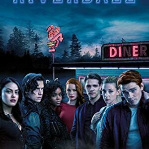 Póster de la temporada 3 de Riverdale con los personajes principales frente a un restaurante.