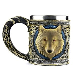 Taza de acero inoxidable decorada con la cabeza de un lobo en relieve.