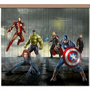 Cortinas multicolor para niños con personajes de los Avengers.