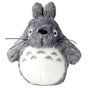 Peluche de Totoro gris y blanco con detalles multicolor.