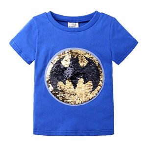 Camiseta azul de manga corta con lentejuelas reversibles y logotipo de Batman dorado y negro.