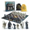 Juego de ajedrez de El Señor de los Anillos con figuras detalladas y tablero temático.