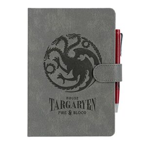 Cuaderno A5 gris con emblema de la Casa Targaryen y bolígrafo rojo.