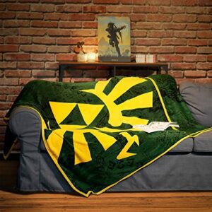 Manta verde de Elbenwald con logotipo amarillo de Hyrule de Zelda.