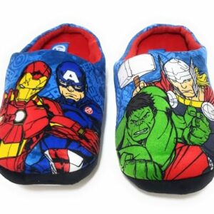 Pantuflas multicolor de Marvel Avengers para niños con imágenes de superhéroes.