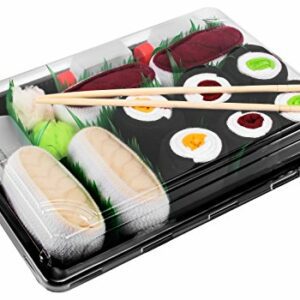 Calcetines de colores vivos presentados como un elegante conjunto de sushi en una bandeja.