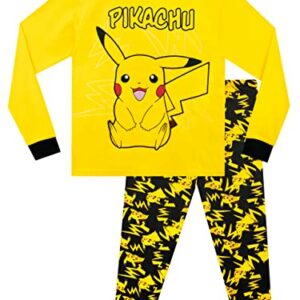 Pijama amarillo con Pikachu en la camiseta y estampado en los pantalones.