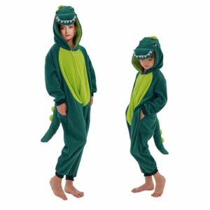 Dos personas vistiendo pijamas de dinosaurio verdes con capucha y diseño de dibujos animados.