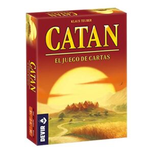 Caja del juego de cartas "Catan" con un paisaje de campo al atardecer en la portada.