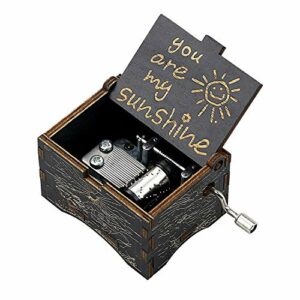 Caja de música de manivela de madera negra con tapa decorada con la frase "you are my sunshine".