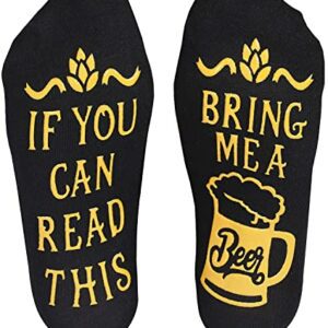 Calcetines negros con mensaje amarillo: "IF YOU CAN READ THIS, BRING ME BEER" y dibujo de cerveza.