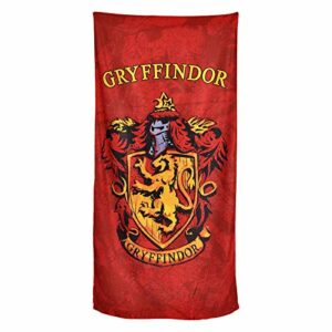 Toalla de playa roja con el escudo de Gryffindor de Harry Potter.