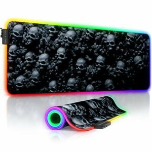 Alfombrilla gaming TITANWOLF con diseño de calaveras y bordes LED multicolor.