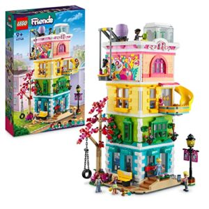 Centro comunitario de Heartlake City de LEGO Friends con varios personajes y zonas creativas.