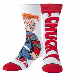 Calcetines con diseño de Chucky, uno con el muñeco y el otro con su nombre en rojo.