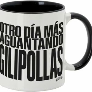 Taza de cerámica blanca con frase en negro: "OTRO DÍA MÁS AGUANTANDO GILIPOLLAS".