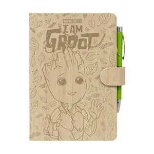 Cuaderno A5 beige con dibujo de Groot y bolígrafo verde incluido.