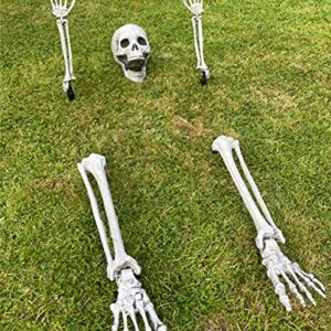 Esqueleto de plástico desmembrado para decoración de Halloween en jardín.